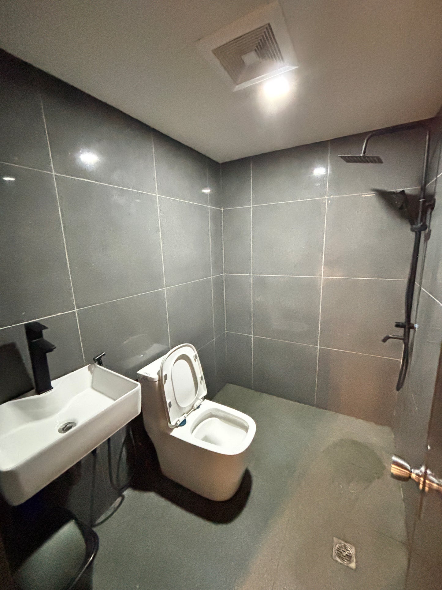 Roshe Entertainment Studio