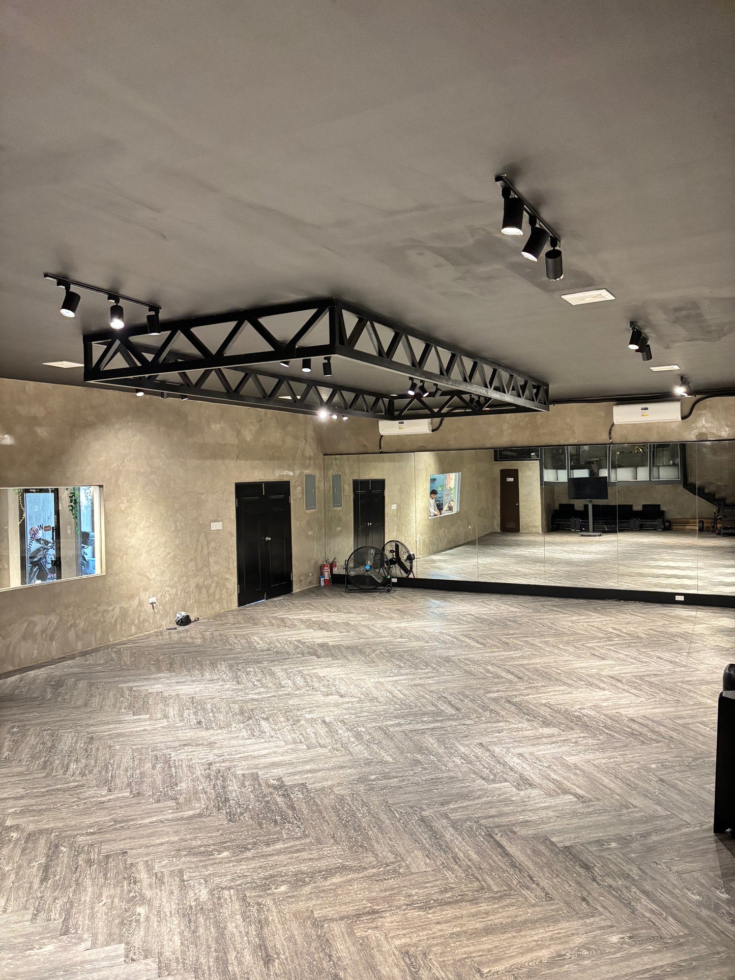 Roshe Entertainment Studio